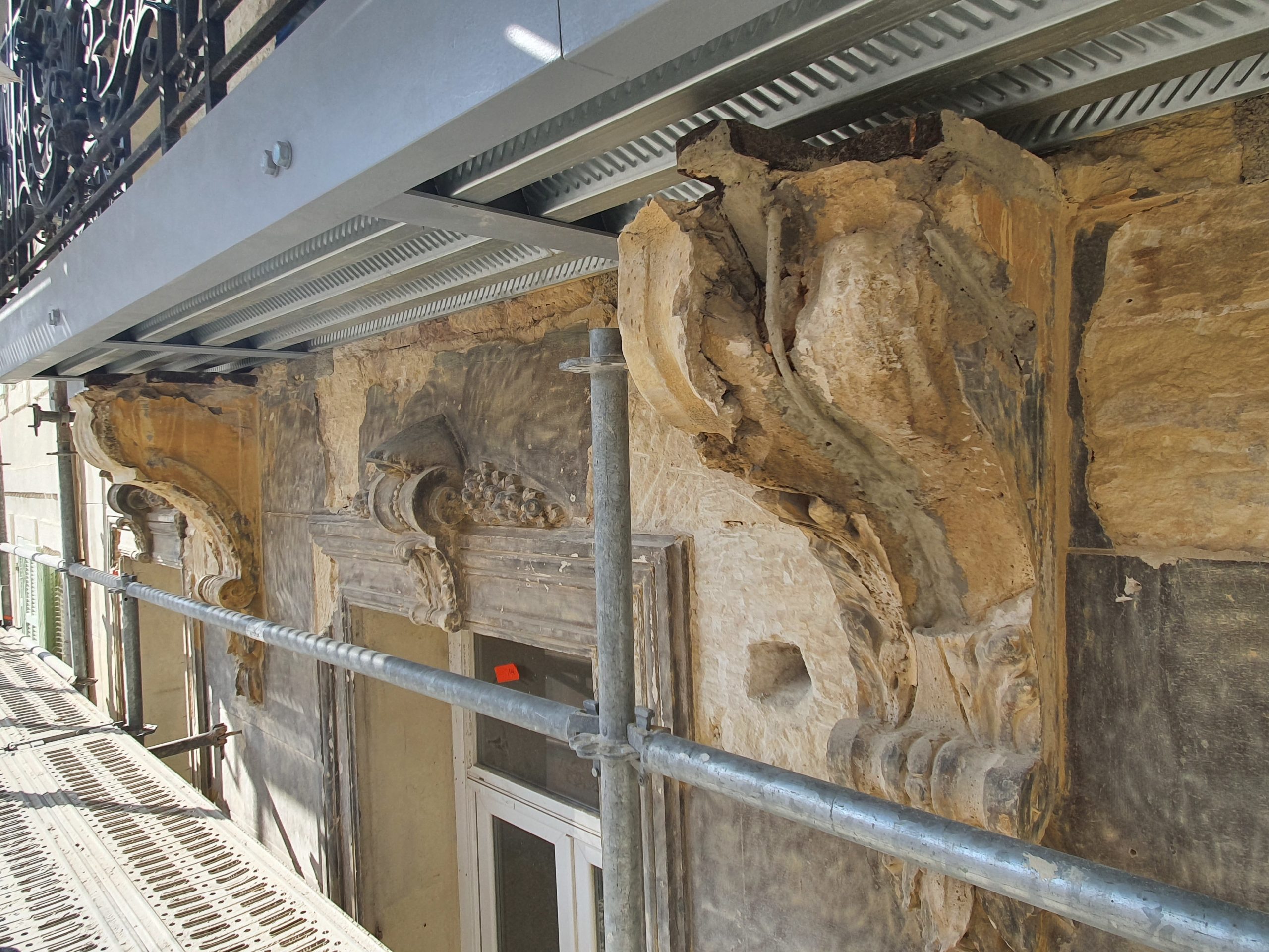 Ravalement de facade Marseille corbeaux